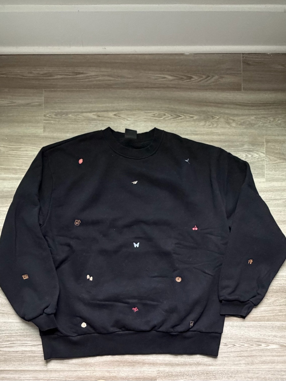 Mojo Provo Harry Styles - Styles Charms Embroidered Crew Sweatshirt - Women's